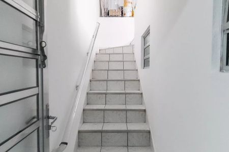 Casa à venda com 220m², 4 quartos e 2 vagas Casa à venda com 220m², 4 quartos e 2 vagasEscada Casa 1