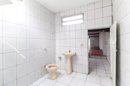 Casa à venda com 220m², 4 quartos e 2 vagas Casa à venda com 220m², 4 quartos e 2 vagasBanheiro de Serviço Casa 1