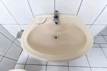 Casa à venda com 220m², 4 quartos e 2 vagas Casa à venda com 220m², 4 quartos e 2 vagasBanheiro de Serviço Casa 1