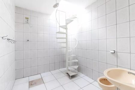 Casa à venda com 220m², 4 quartos e 2 vagas Casa à venda com 220m², 4 quartos e 2 vagasBanheiro de Serviço Casa 1