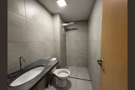 Banheiro social de apartamento à venda com 2 quartos, 68m² em Serrinha, Goiânia