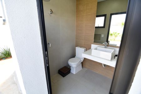 Casa de condomínio para alugar com 295m², 4 quartos e 4 vagasBanheiro de serviço