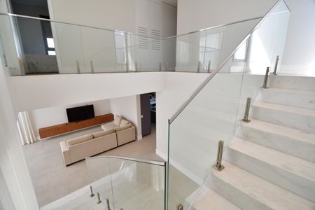 Casa de condomínio para alugar com 295m², 4 quartos e 4 vagasEscada