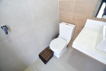 Casa de condomínio para alugar com 295m², 4 quartos e 4 vagasBanheiro de serviço