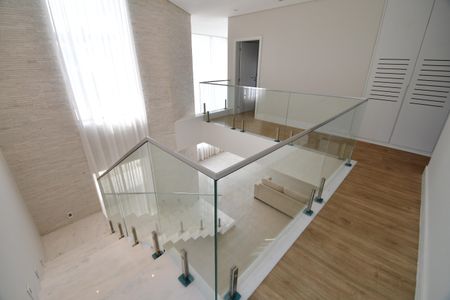 Casa de condomínio para alugar com 295m², 4 quartos e 4 vagasEscada