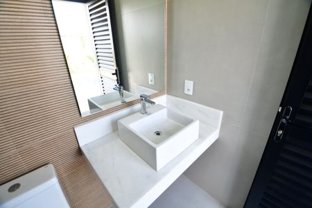 Casa de condomínio para alugar com 295m², 4 quartos e 4 vagasBanheiro de serviço