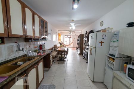 Casa à venda com 230m², 6 quartos e 2 vagasCasa  2- Cozinha