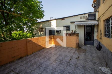 Casa à venda com 230m², 6 quartos e 2 vagasCasa  3- Área externa