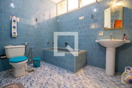 Casa à venda com 230m², 6 quartos e 2 vagasCasa  1 - Banheiro