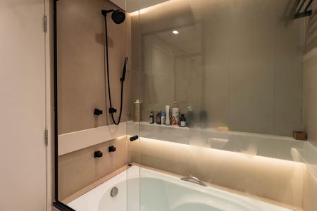 Apartamento à venda com 70m², 2 quartos e 2 vagas Apartamento à venda com 70m², 2 quartos e 2 vagasBanheiro da Suíte