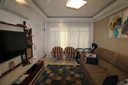 Casa à venda com 200m², 2 quartos e 2 vagasSala