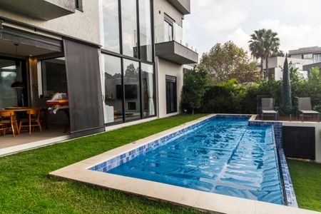 Casa de condomínio à venda com 441m², 5 quartos e 4 vagas Casa de condomínio à venda com 441m², 5 quartos e 4 vagasPiscina