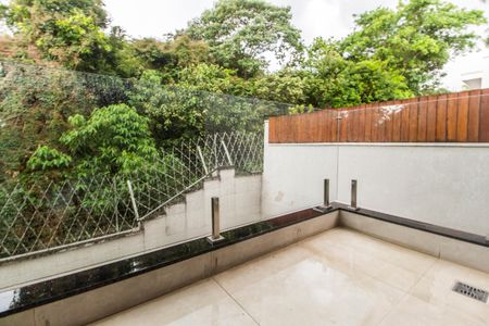 Casa de condomínio à venda com 441m², 5 quartos e 4 vagas Casa de condomínio à venda com 441m², 5 quartos e 4 vagasVaranda