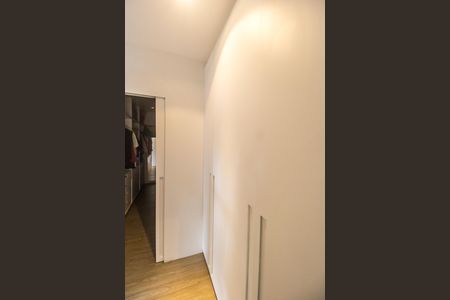 Casa de condomínio à venda com 441m², 5 quartos e 4 vagas Casa de condomínio à venda com 441m², 5 quartos e 4 vagasCloset da suíte