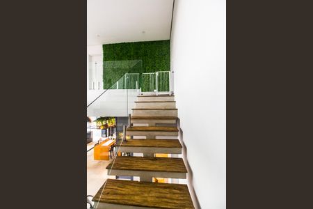Casa de condomínio à venda com 441m², 5 quartos e 4 vagas Casa de condomínio à venda com 441m², 5 quartos e 4 vagasEscada
