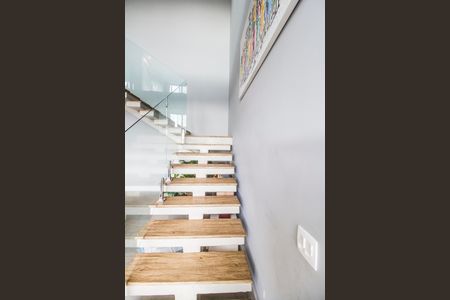 Casa de condomínio à venda com 441m², 5 quartos e 4 vagas Casa de condomínio à venda com 441m², 5 quartos e 4 vagasEscada