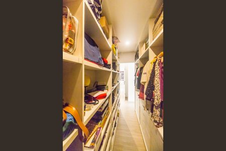 Casa de condomínio à venda com 441m², 5 quartos e 4 vagas Casa de condomínio à venda com 441m², 5 quartos e 4 vagasCloset da suíte