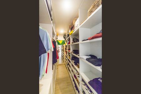 Casa de condomínio à venda com 441m², 5 quartos e 4 vagas Casa de condomínio à venda com 441m², 5 quartos e 4 vagasCloset da suíte