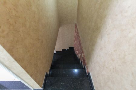 Casa de condomínio à venda com 56m², 2 quartos e 1 vaga Casa de condomínio à venda com 56m², 2 quartos e 1 vagaEscada