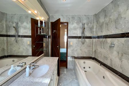 Apartamento à venda com 114m², 2 quartos e sem vagaBanheiro da Suíte