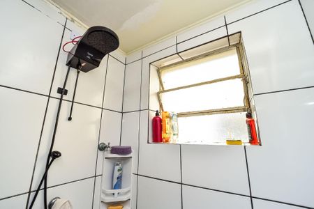 Banheiro de apartamento à venda com 1 quarto, 44m² em Vila Ipiranga, Porto Alegre