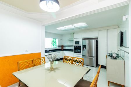 Casa à venda com 194m², 4 quartos e 3 vagas Casa à venda com 194m², 4 quartos e 3 vagasCozinha
