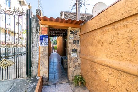 Casa à venda com 250m², 4 quartos e sem vaga Casa à venda com 250m², 4 quartos e sem vagaFachada