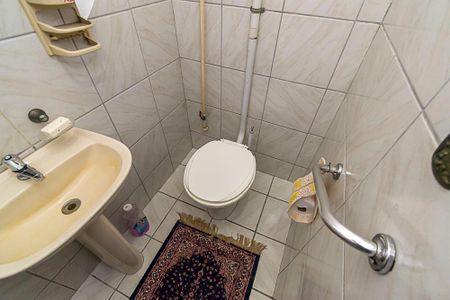 Casa à venda com 250m², 4 quartos e sem vaga Casa à venda com 250m², 4 quartos e sem vagaCasa 1º andar - Lavabo da Suíte 2
