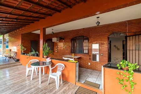 Casa à venda com 250m², 4 quartos e sem vaga Casa à venda com 250m², 4 quartos e sem vagaVaranda