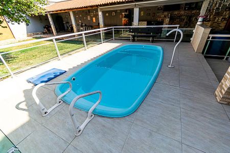 Casa à venda com 250m², 4 quartos e sem vaga Casa à venda com 250m², 4 quartos e sem vagaDeck da piscina