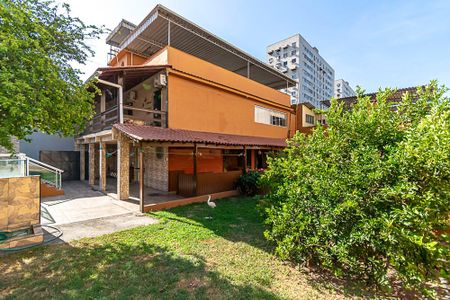 Casa à venda com 250m², 4 quartos e sem vaga Casa à venda com 250m², 4 quartos e sem vagaQuintal