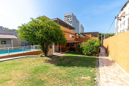 Casa à venda com 250m², 4 quartos e sem vaga Casa à venda com 250m², 4 quartos e sem vagaQuintal