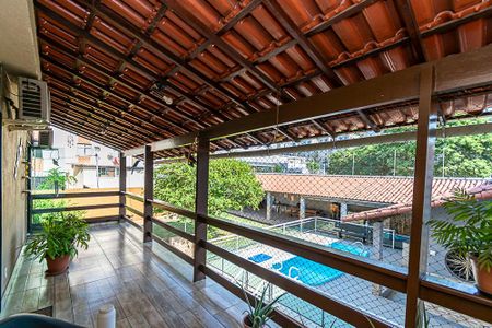 Casa à venda com 250m², 4 quartos e sem vaga Casa à venda com 250m², 4 quartos e sem vagaCasa 2º andar - Varanda