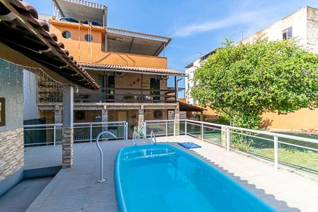 Casa à venda com 250m², 4 quartos e sem vaga Casa à venda com 250m², 4 quartos e sem vagaDeck da piscina