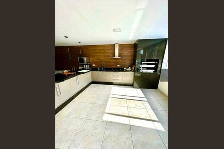 Casa à venda com 4 quartos, 370m² em Suru, Barueri
