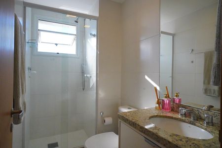 Banheiro suíte  de apartamento à venda com 2 quartos, 69m² em Jardim Lindóia, Porto Alegre