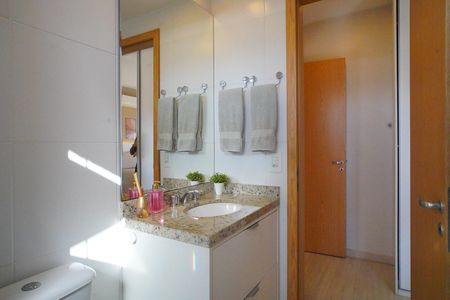 Quarto suíte  de apartamento à venda com 2 quartos, 69m² em Jardim Lindóia, Porto Alegre