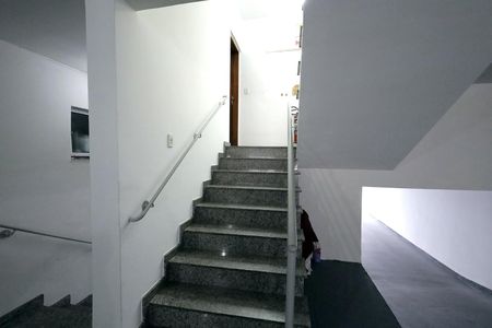 Apartamento à venda com 55m², 2 quartos e 1 vaga Apartamento à venda com 55m², 2 quartos e 1 vagaEscada