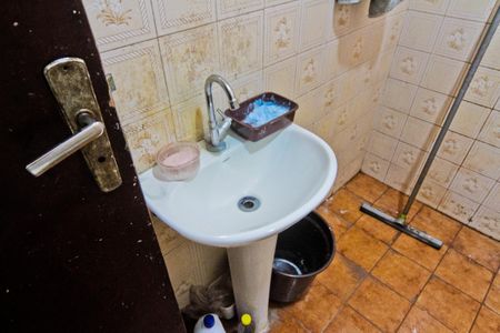 Casa à venda com 84m², 2 quartos e 2 vagas Casa à venda com 84m², 2 quartos e 2 vagasBanheiro social