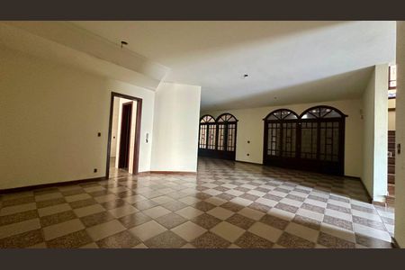 Casa à venda com 5 quartos, 300m² em Heliópolis, Belo Horizonte