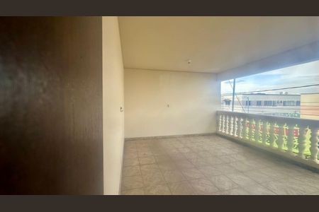 Casa à venda com 5 quartos, 300m² em Heliópolis, Belo Horizonte