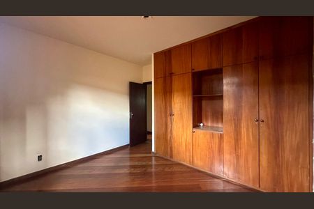 Casa à venda com 300m², 5 quartos e 3 vagas