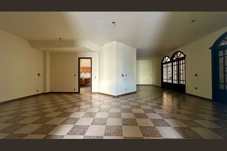 Casa à venda com 5 quartos, 300m² em Heliópolis, Belo Horizonte