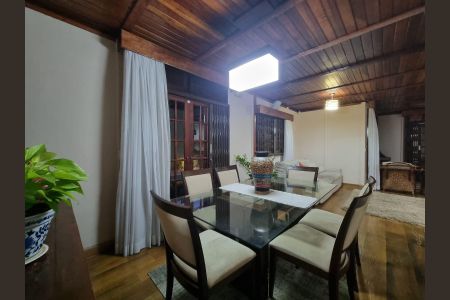 Casa à venda com 212m², 3 quartos e 6 vagas