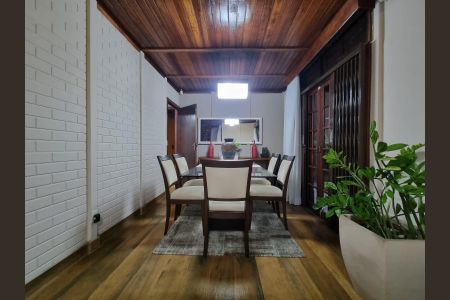 Casa à venda com 212m², 3 quartos e 6 vagas