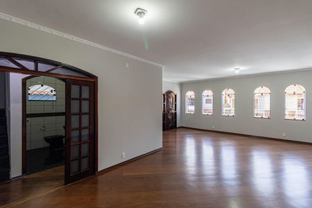 Casa para alugar com 392m², 7 quartos e 8 vagas Casa para alugar com 392m², 7 quartos e 8 vagasSala