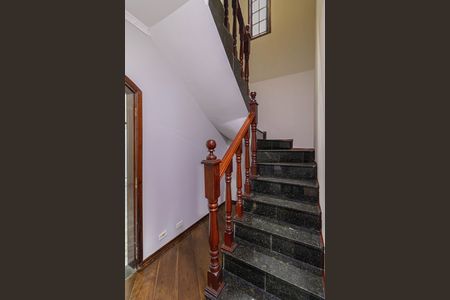 Casa para alugar com 392m², 7 quartos e 8 vagas Casa para alugar com 392m², 7 quartos e 8 vagasEscada
