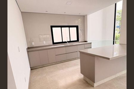 Casa à venda com 4 quartos, 274m² em Suru, Barueri