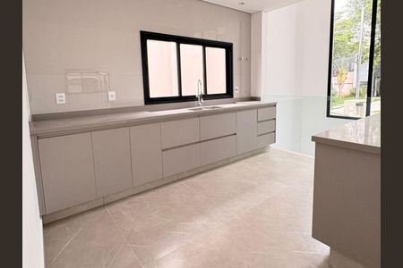Casa à venda com 4 quartos, 274m² em Suru, Barueri