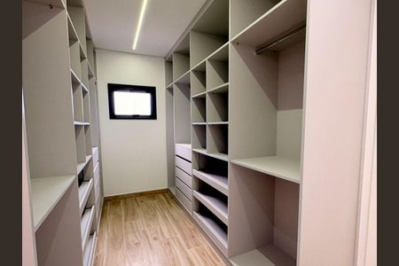 Casa à venda com 4 quartos, 274m² em Suru, Barueri